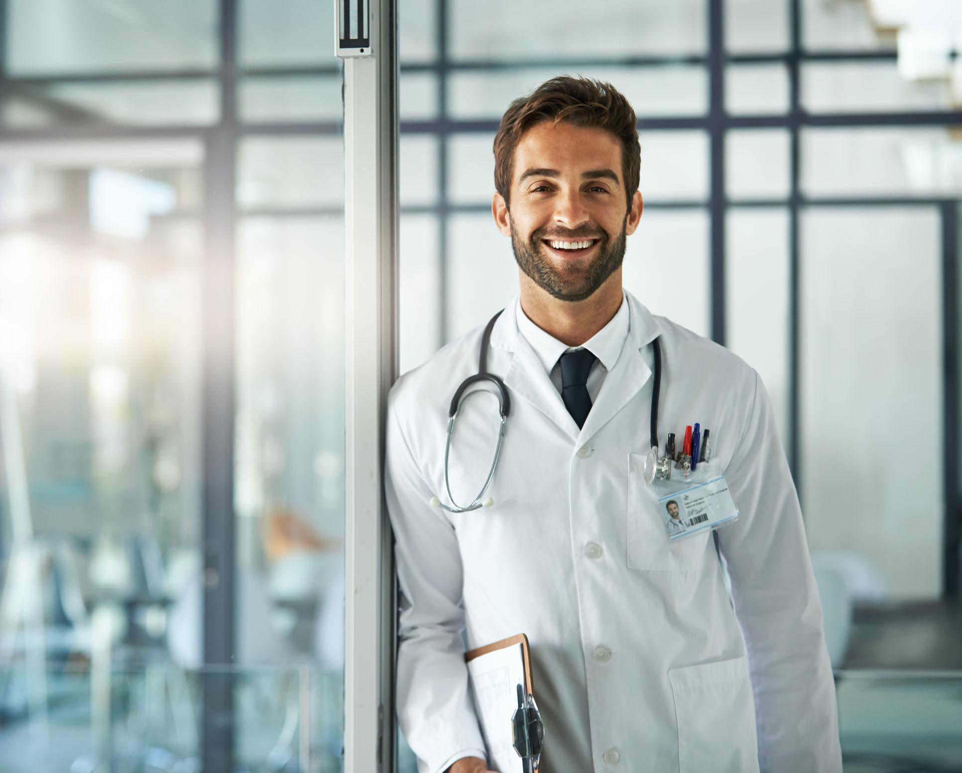 Junger Arzt, der das Fortbildungsangebot von APOGEPHA in Anspruch nimmt.