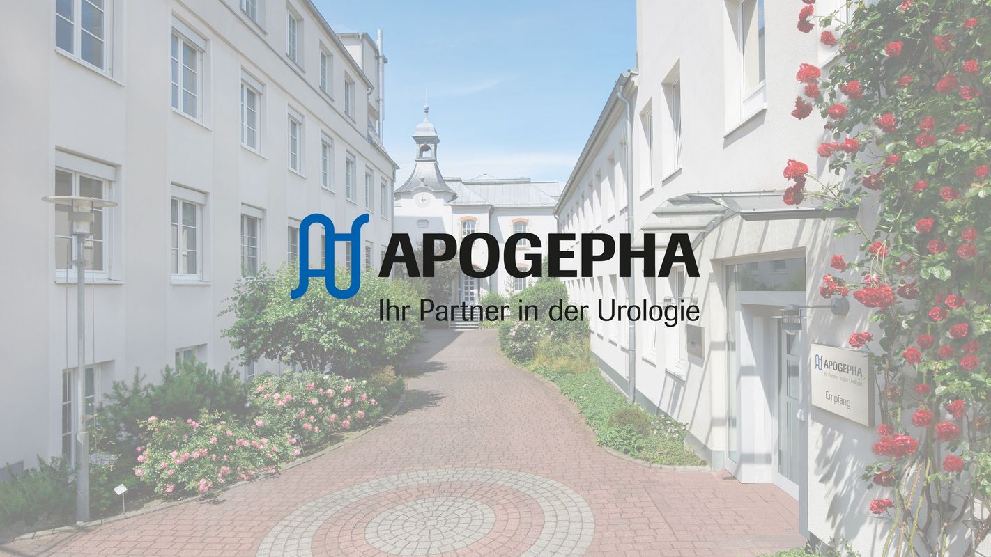 Das APOGEPHA Logo auf einem weiß transparentem Grund. Im Hintergrund sind die Gebäude APOGEPHA zu sehen.